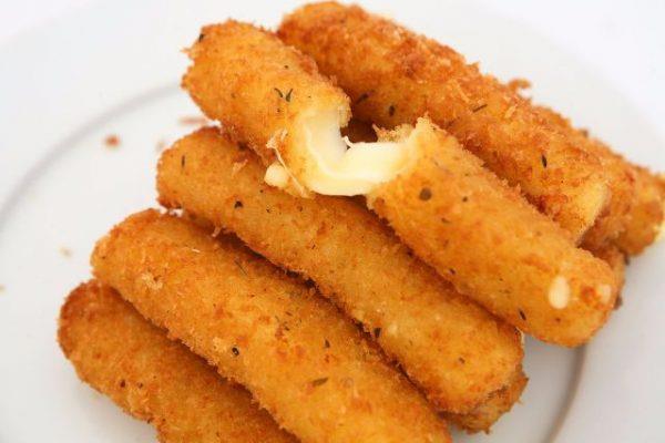 Làm phô mai que tại nhà thơm ngon và giòn