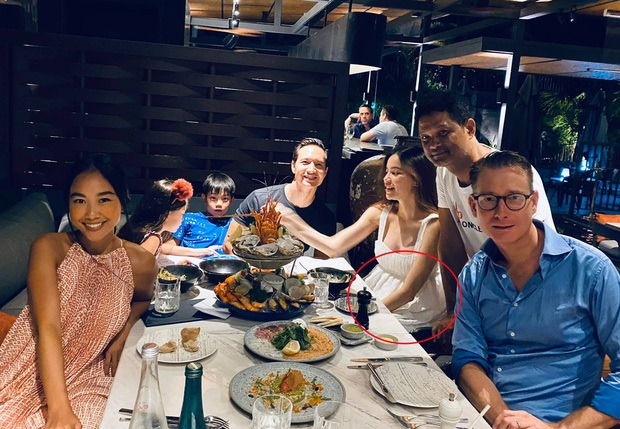 Hồ Ngọc Hà lộ bụng bầu lớn trong bữa tiệc tại nhà Đoan Trang