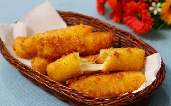 Làm phô mai que tại nhà thơm ngon và giòn