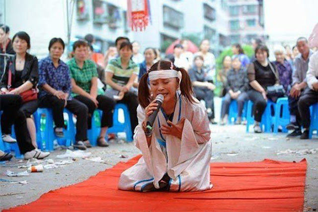 'Việc nhẹ lương cao', khóc thuê kiếm hàng trăm triệu mỗi năm 'Việc nhẹ lương cao', khóc thuê kiếm hàng trăm triệu mỗi năm