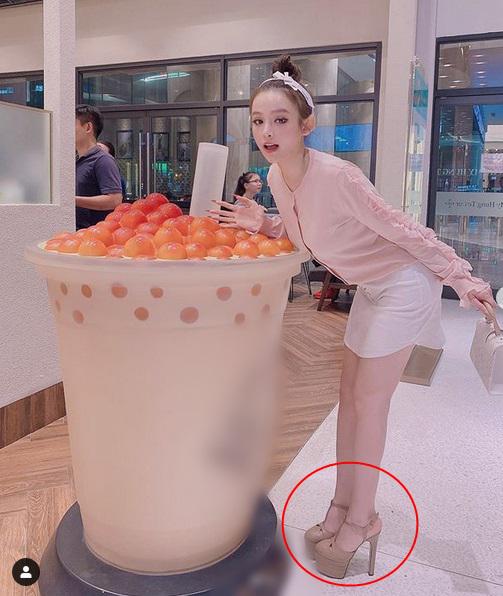 Ngọc Trinh lên đồ mất điểm cũng không phản cảm bằng Ngân 98