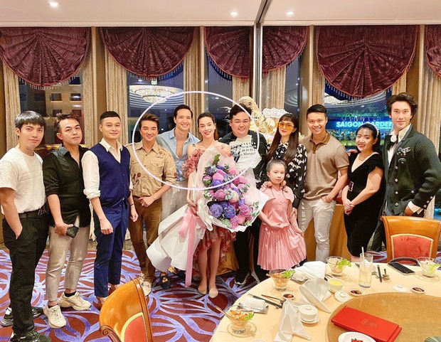 Hồ Ngọc Hà lộ bụng bầu lớn trong bữa tiệc tại nhà Đoan Trang