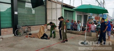 Phát hiện thi thể người đàn ông chết cứng bên lề đường