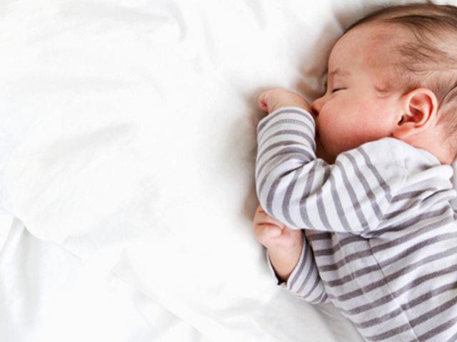Trẻ sơ sinh ngủ li bì, mẹ chớ chủ quan!