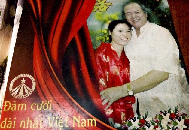 Tán đổ nữ cử nhân kém 52 tuổi bằng thơ, cụ ông 80 tuổi tổ chức đám cưới kéo dài 28 ngày