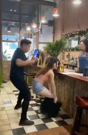 Đứng trước quầy thu ngân, cô gái trẻ bất ngờ tụt váy tìm tiền gây tranh cãi