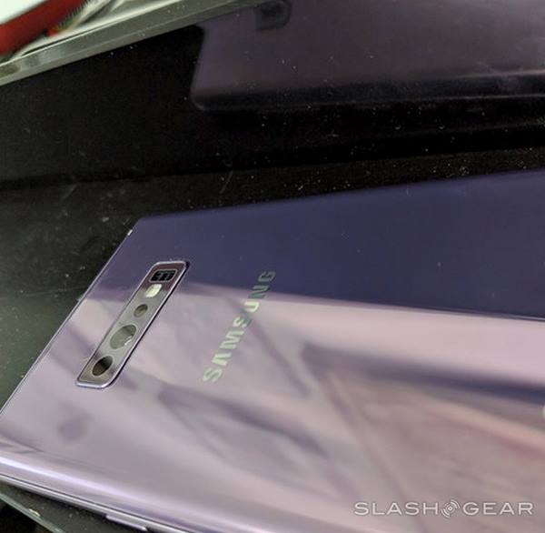 Galaxy S10 Plus lộ ảnh thực tế với 3 camera mặt sau ảnh 3 Galaxy S10 Plus lộ ảnh thực tế với 3 camera mặt sau ảnh 3