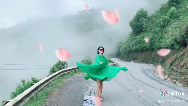 Trang Trần múa tiên nữ sơn cước, người xem thót tim vì xém ‘lộ hàng’