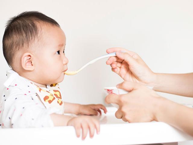 Trẻ 5 tháng tuổi nên cho ăn dặm với thực phẩm nào? Trẻ 5 tháng tuổi nên cho ăn dặm với thực phẩm nào?
