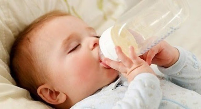 Chiêu cực độc rèn bé bú bình cho những mẹ sắp đi làm