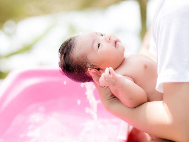 Lưu ý với bố mẹ cách vệ sinh rốn cho trẻ để dây rốn rụng tự nhiên nhất