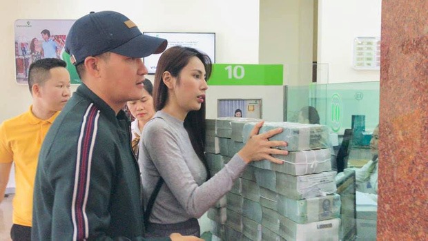 Công Vinh – Thủy Tiên khẳng định sẽ xác minh đòi lại từng đồng, dặn bà con không được đưa bất cứ ai