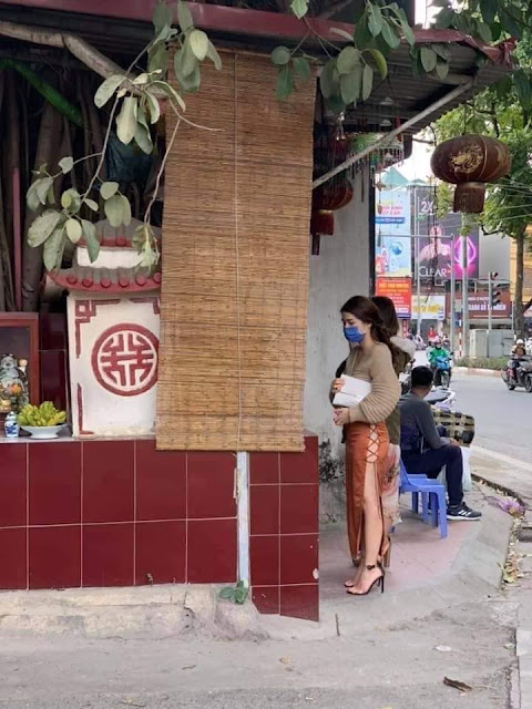 Mùng 1 sớm mai, hotgirl mặc váy xẻ đùi hớ hênh đi cúng bái