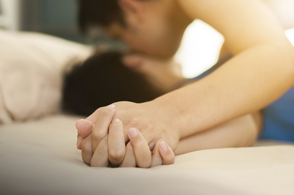 Chết thảm vì 1 đêm làm 2 – 3 “cái” còn kéo vợ xuống đất bắt “quan hệ” tư thế lạ