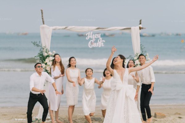 Nhan sắc đúng chất "nàng thơ" của vợ cố diễn viên Duy Nhân trong đám cưới lần 2 ở Hà Nội 6