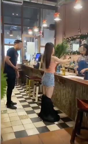 Đứng trước quầy thu ngân, cô gái trẻ bất ngờ tụt váy tìm tiền gây tranh cãi