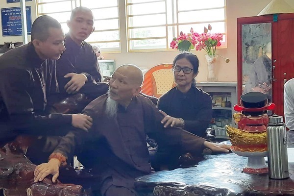 Giữa đêm, Tịnh Thất Bồng Lai bị côn đồ đến tìm đòi đậρ camera an ninh, tuyên bố nếu đi ra ngoài là “quất liền cho tao”
