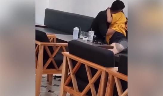 Cặp đôi thản nhiên diễn cảnh ‘mây mưa’ với nhiều hành động nhạy cảm ngay giữa quán cà phê khiến dân tình ‘nóng mắt’
