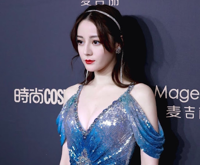 Địch Lệ Nhiệt Ba khoe vòng một gợi cảm - 1
