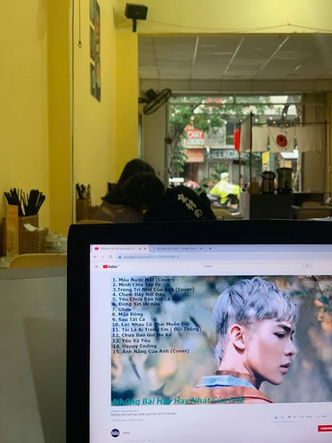 Bị nhắc nhở vì vô tư “yêu nhau” trong quán nước, cặp đôi vẫn thản nhiên thách thức chủ quán