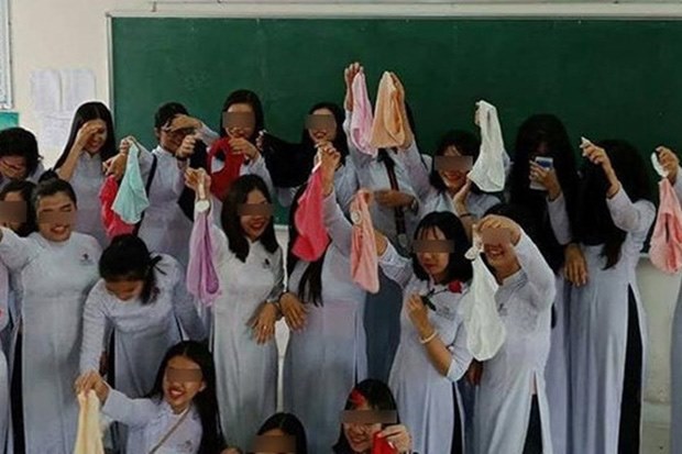 Loạt ảnh nữ sinh mặc áo dài “không mặc quần lót” còn tạo dáng phản cảm trên giường khiến CĐM bức xúc