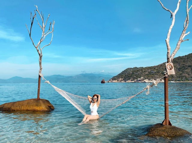 Lâu chẳng xuất hiện, hot girl Trâm Anh lần đầu đăng ảnh bikini trong bể bơi sau biến cố tình cảm