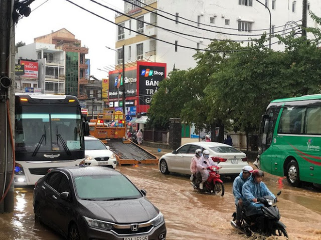 Clip Đà Lạt lũ lụt hóa sông, nước chảy cuồn cuộn sau trận mưa lớn như trút nước