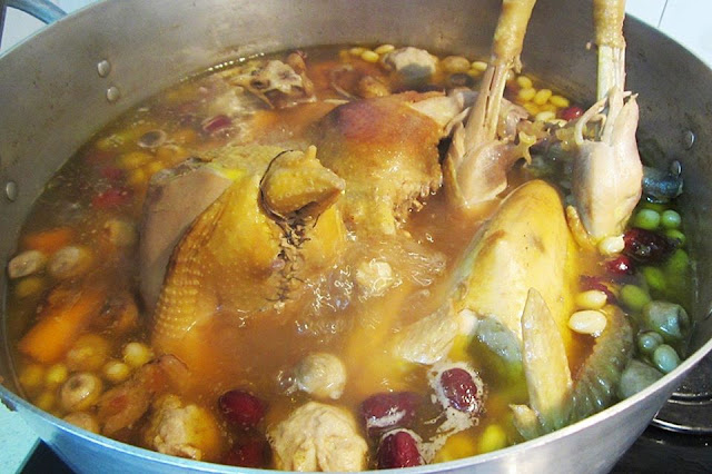 Cách nấu canh gà hầm hạt sen bồi bổ cho bà bầu hoặc người mới ốm dậy