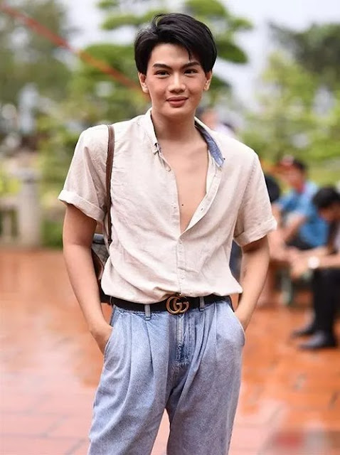 Sẽ không có gì đặc biệt nếu như Đào Bá Lộc cài đủ khuy áo