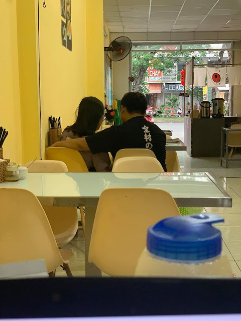 Bị nhắc nhở vì vô tư “yêu nhau” trong quán nước, cặp đôi vẫn thản nhiên thách thức chủ quán