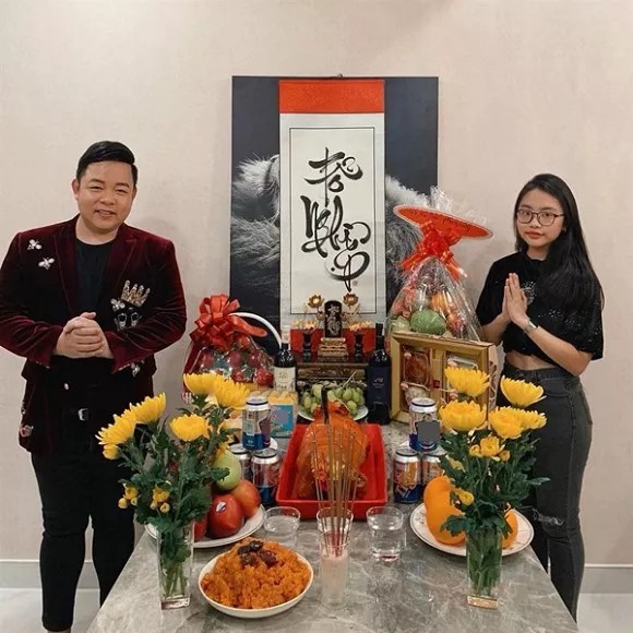 Phương Mỹ Chi và những sao Việt cũng từng gây tranh cãi vì mặc đồ phản cảm khi đi cúng Tổ nghề