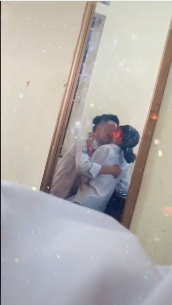 Xôn xao với đoạn clip nam sinh vô tư thể hiện tình cảm với bạn gái ngay trong lớp