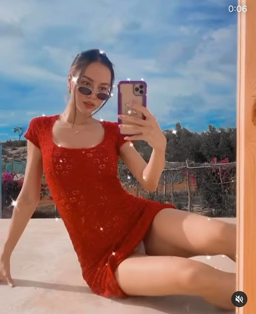 Clip Vũ Ngọc Anh tung bộ ảnh váy siêu ngắn lộ phần nhạγ cảm vì mải “tạo dáng sống ảo”