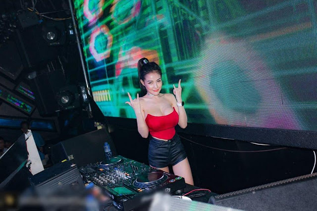 Ngân 98 lại lộ vòng 3 méo mó trên đôi chân gầy tong teo