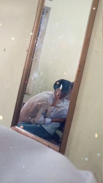 Xôn xao với đoạn clip nam sinh vô tư thể hiện tình cảm với bạn gái ngay trong lớp
