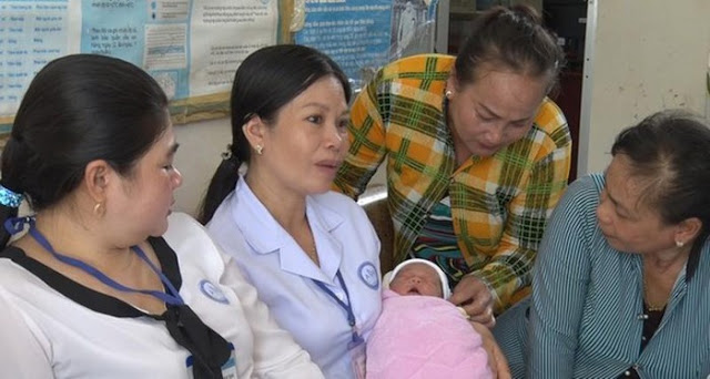 Lại thêm một bé sơ sinh bị bỏ rơi trong bụi cây còn nguyên dây rốn, bị côn trùng đốt