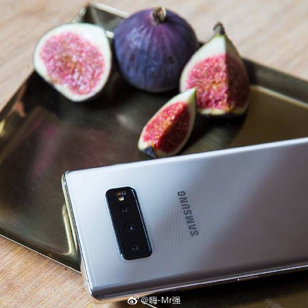 Galaxy S10 Plus lộ ảnh thực tế với 3 camera mặt sau ảnh 2 Galaxy S10 Plus lộ ảnh thực tế với 3 camera mặt sau ảnh 2