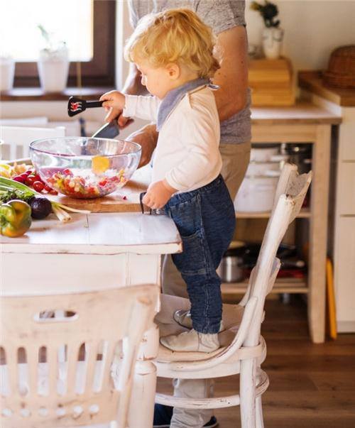 Để trẻ đứng trên ghế cao