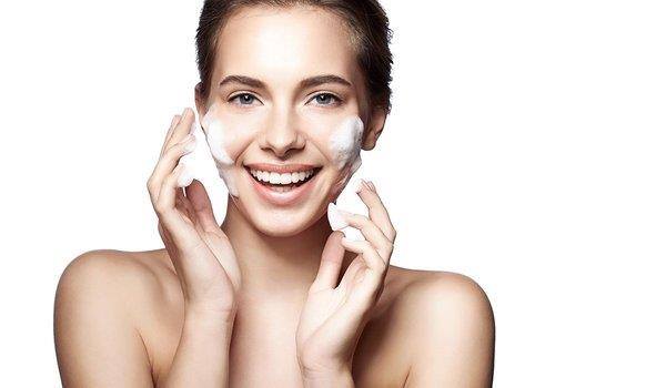 Da càng nhiều mụn nếu mắc 4 lỗi tẩy trang này