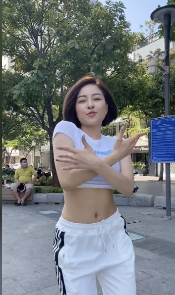 Lâu chẳng xuất hiện, hot girl Trâm Anh lần đầu đăng ảnh bikini trong bể bơi sau biến cố tình cảm