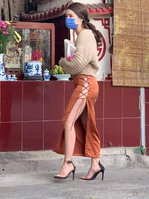 Mùng 1 sớm mai, hotgirl mặc váy xẻ đùi hớ hênh đi cúng bái
