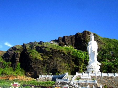 Chùa Hang- Tựa bên vách đá rêu phong