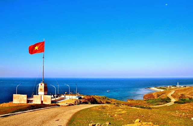 Cột cờ Tổ quốc trên đỉnh Thới Lới