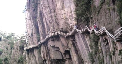 10 cây cầu treo sợ nhất thế giới 1