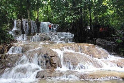 Hòa Bình: Thác Trăng hoang sơ đầy thơ mộng Hòa Bình: Thác Trăng hoang sơ đầy thơ mộng