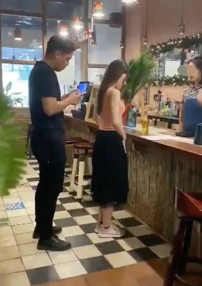 Đứng trước quầy thu ngân, cô gái trẻ bất ngờ tụt váy tìm tiền gây tranh cãi