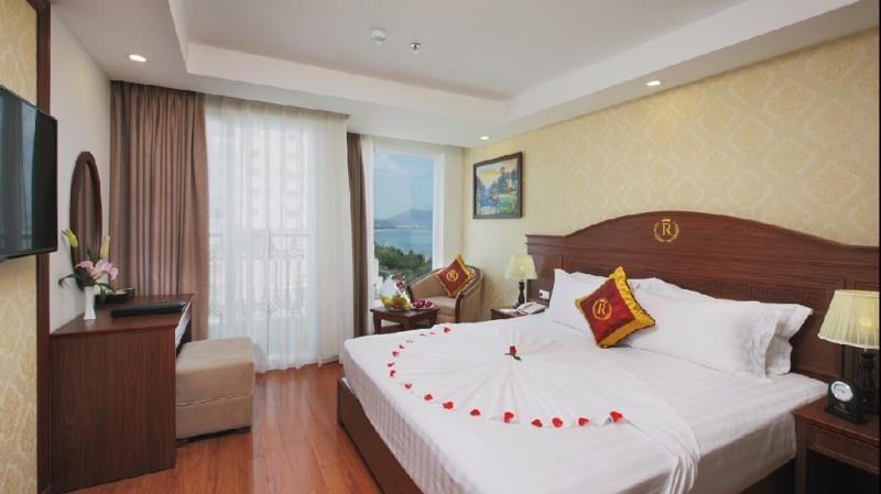 Phòng Deluxe hướng phố có ban công