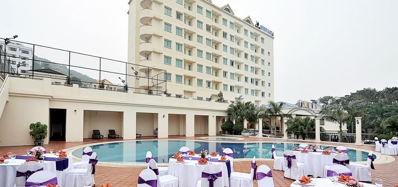 Hồ bơi khách sạn