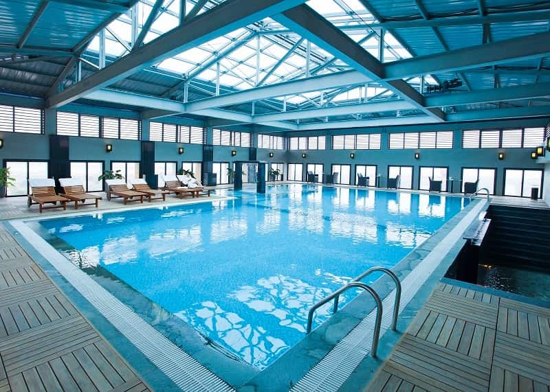 Bể bơi khách sạn